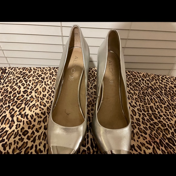 Silver shoe, can be worn formal or non formal - Picture 4 of 5